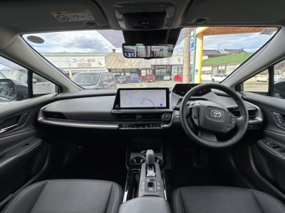 プリウスPHV(トヨタ)中古車 後席から見た前席
