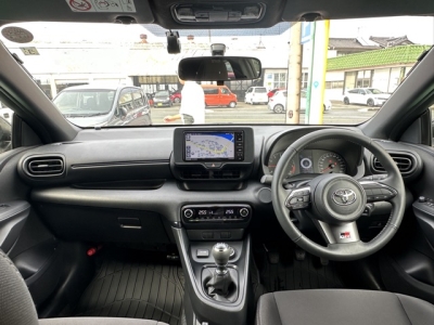 GRヤリス(トヨタ)中古車 後席から見た前席