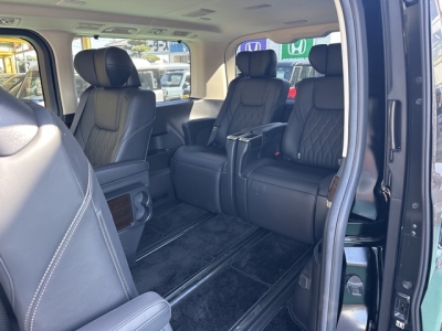 グランエース(トヨタ)中古車 後席から見た前席