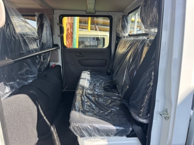 キャンター(三菱)登録済未使用車 後席内装