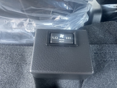 キャンター(三菱)登録済未使用車 後席から見た前席