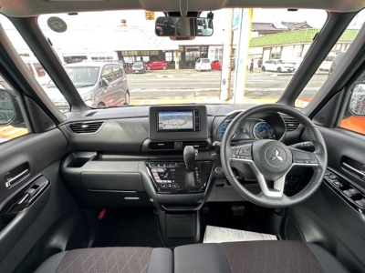eKクロススペース(三菱)中古車 後席から見た前席