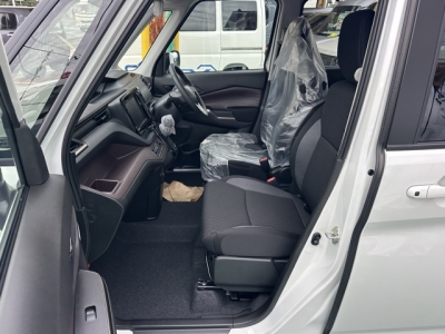 新型ソリオバンディッド(スズキ)登録済未使用車 前席内装