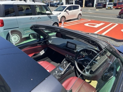 ロードスターRF(マツダ)中古車 後席から見た前席