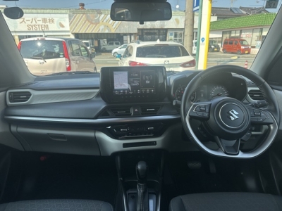 新型スイフト(スズキ)ディーラ-試乗車 後席から見た前席