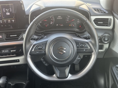 新型スイフト(スズキ)ディーラ-試乗車 内外装写真