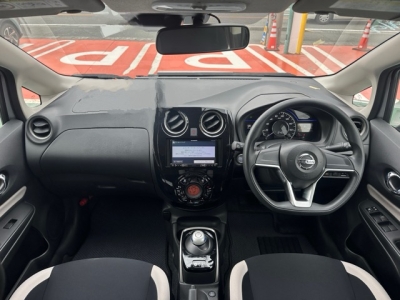 ノート(ニッサン)中古車 後席から見た前席