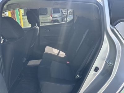 リーフ(ニッサン)中古車 後席内装