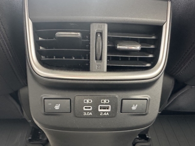 レガシィアウトバック(スバル)中古車 後席から見た前席