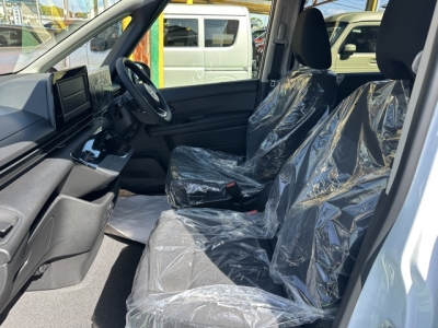 セレナ(ニッサン)登録済未使用車 後方