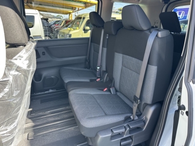 セレナ(ニッサン)登録済未使用車 前席内装