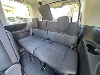 セレナ(ニッサン)登録済未使用車 後席内装