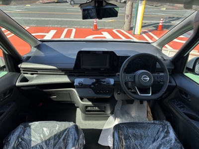 セレナ(ニッサン)登録済未使用車 後席から見た前席