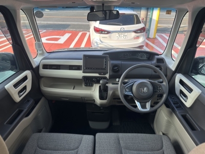 N-BOX(ホンダ)中古車 後席から見た前席