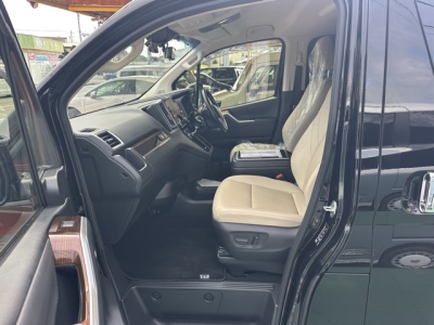 グランエース(トヨタ)中古車 前席内装