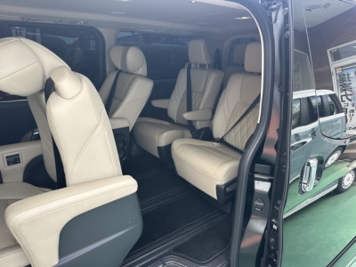 グランエース(トヨタ)中古車 後席から見た前席