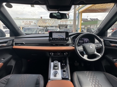 アウトランダーPHEV(三菱)中古車 後席から見た前席