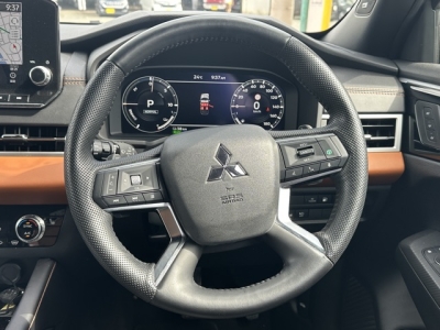 アウトランダーPHEV(三菱)中古車 内外装写真