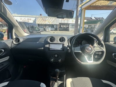 ノート(ニッサン)中古車 後席から見た前席