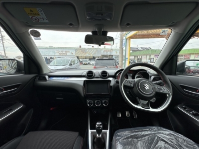 スイフトスポーツ(スズキ)登録済未使用車 後席から見た前席