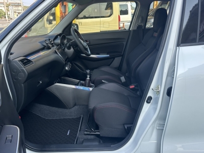 スイフトスポーツ(スズキ)登録済未使用車 前席内装