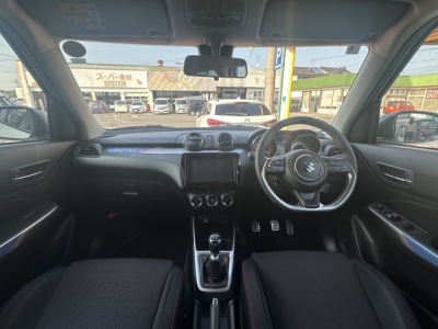 スイフトスポーツ(スズキ)登録済未使用車 後席から見た前席