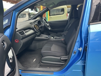 リーフ(ニッサン)中古車 前席内装