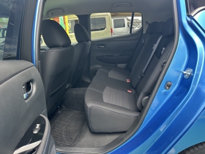 リーフ(ニッサン)中古車 後席内装
