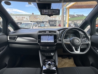 リーフ(ニッサン)中古車 後席から見た前席