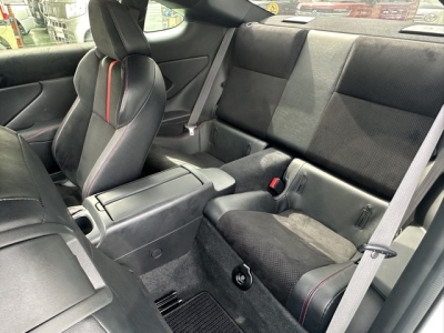 BRZ(スバル)中古車 後席内装