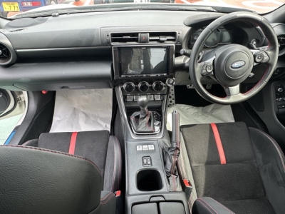 BRZ(スバル)中古車 後席から見た前席