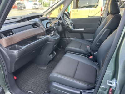 フリード+(ホンダ)中古車 前席内装