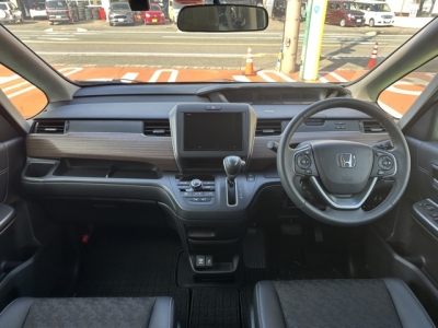 フリード+(ホンダ)中古車 後席から見た前席
