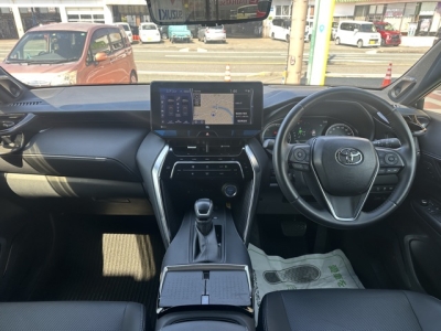 ハリアーハイブリッド(トヨタ)中古車 後席から見た前席
