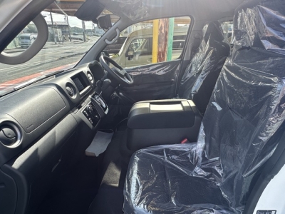 キャラバン(ニッサン)登録済未使用車 前席内装