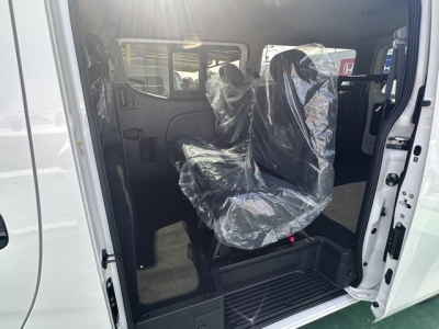 キャラバン(ニッサン)登録済未使用車 後席内装