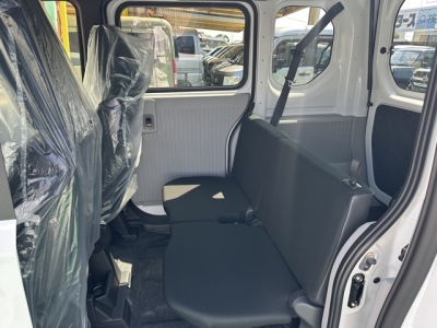 N-VAN e(ホンダ)届出済未使用車 後席内装