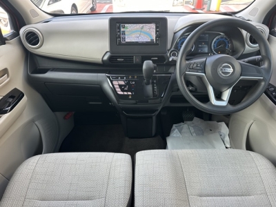 デイズ(ニッサン)中古車 後席から見た前席