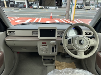 ラパン(スズキ)届出済未使用車 後席から見た前席