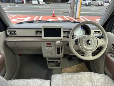 ラパン(スズキ)届出済未使用車 後席から見た前席