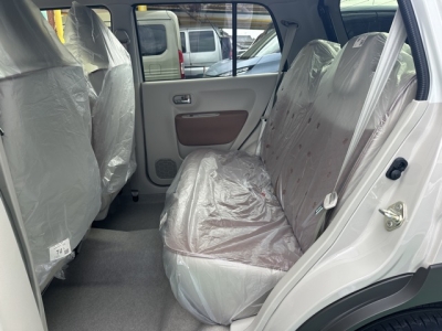 ラパン(スズキ)届出済未使用車 後席から見た前席