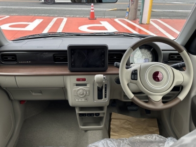 ラパンLC(スズキ)届出済未使用車 後席から見た前席