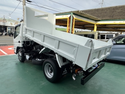 キャンター(三菱)登録済未使用車 後方