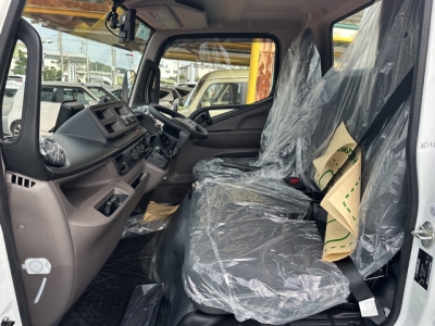 キャンター(三菱)登録済未使用車 前席内装