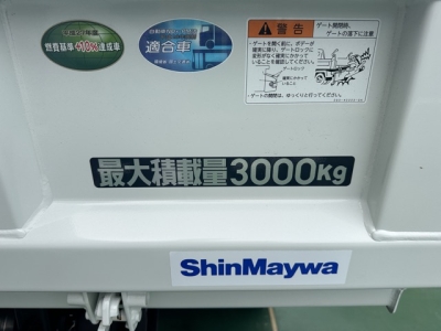 キャンター(三菱)登録済未使用車 後席から見た前席