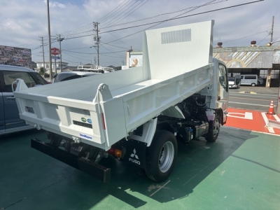キャンター(三菱)レンタ登録済未使用車 後席から見た前席