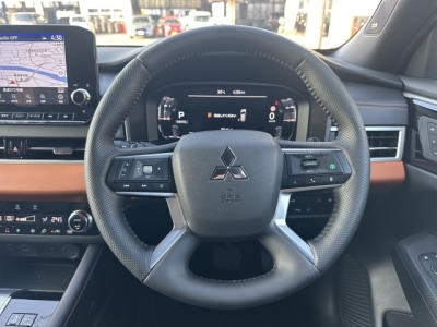 アウトランダーPHEV(三菱)中古車 内外装写真他２