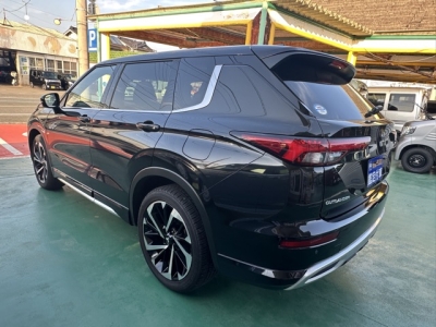 アウトランダーPHEV(三菱)中古車 後方