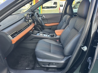 アウトランダーPHEV(三菱)中古車 後席内装