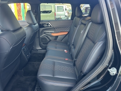 アウトランダーPHEV(三菱)中古車 内外装写真